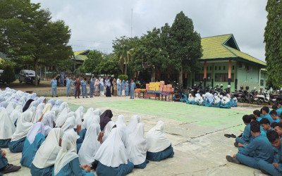 Akhiri Semester Ganjil, MAN 1 Rokan Hulu Serahkan Rapor dan Penghargaan Prestasi Peserta Didik & GTK
